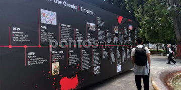 Στο ενημερωτικό περίπτερο της ΕΠΟΝΑ στο Σύνταγμα αναδεικνύονται και ημερομηνίες-σταθμοί (φωτ.: Γεωργία Βορύλλα)