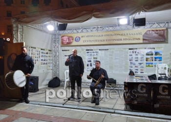Στην εκδήλωση μετείχαν ο Στάθης Τσαϊρίδης στο τραγούδι, ο Γιάννης Σανίδης στη λύρα και ο Νίκος Φιλιππίδης στο νταούλι (φωτ.: Έλλη Τσολάκη)