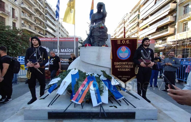 Στεφάνια στο Μνημείο της Γενοκτονίας του ποντιακού ελληνισμού (φωτ.: Έλλη Τσολάκη)