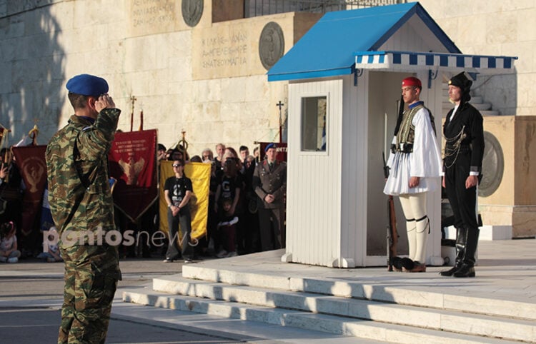Στιγμιότυπο από την εκδήλωση μνήμης στο Μνημείο του Άγνωστου Στρατιώτη (φωτ.: Κώστας Κατσίγιαννης)