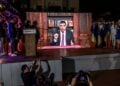 Πανηγυρισμοί στο Βουκουρέστι για την επικράτηση του ακροδεξιού Τζόρτζε Σιμιόν στον α΄ γύρο των προεδρικών εκλογών στη Ρουμανία (φωτ.: EPA/Robert Ghement)