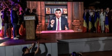 Πανηγυρισμοί στο Βουκουρέστι για την επικράτηση του ακροδεξιού Τζόρτζε Σιμιόν στον α΄ γύρο των προεδρικών εκλογών στη Ρουμανία (φωτ.: EPA/Robert Ghement)