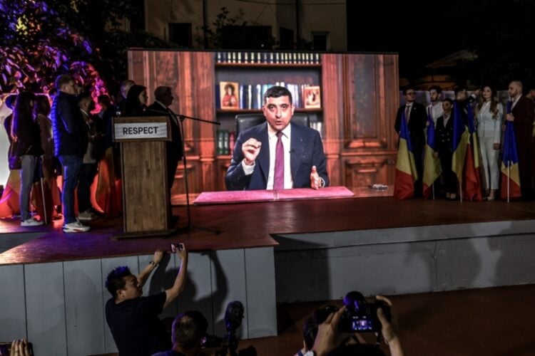 Πανηγυρισμοί στο Βουκουρέστι για την επικράτηση του ακροδεξιού Τζόρτζε Σιμιόν στον α΄ γύρο των προεδρικών εκλογών στη Ρουμανία (φωτ.: EPA/Robert Ghement)