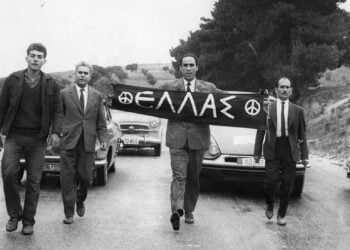 Ο Γρηγόρης Λαμπράκης, στις 21 Απριλίου 1963, στην πρώτη Μαραθώνια Πορεία Ειρήνης (φωτ.: Εφημ. «ΤΟ ΒΗΜΑ»)