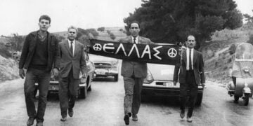 Ο Γρηγόρης Λαμπράκης, στις 21 Απριλίου 1963, στην πρώτη Μαραθώνια Πορεία Ειρήνης (φωτ.: Εφημ. «ΤΟ ΒΗΜΑ»)