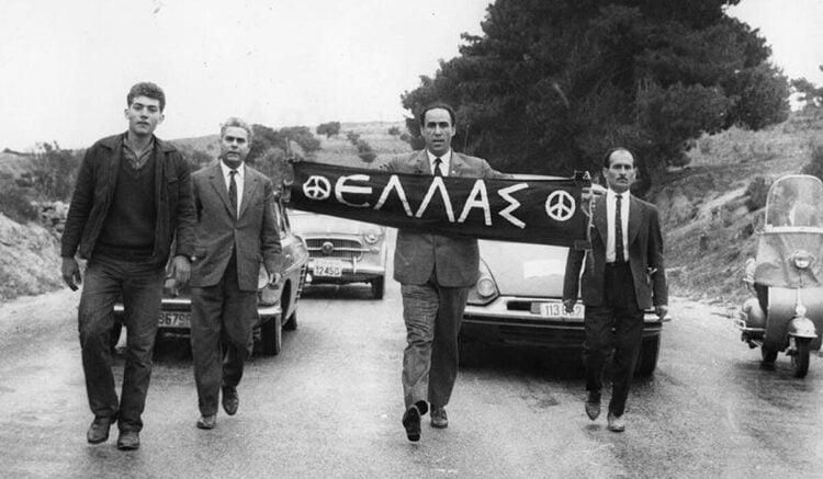 Ο Γρηγόρης Λαμπράκης, στις 21 Απριλίου 1963, στην πρώτη Μαραθώνια Πορεία Ειρήνης (φωτ.: Εφημ. «ΤΟ ΒΗΜΑ»)