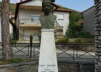 Η προτομή του Ζαχαρία Παπαδά, δηλαδή του Καπετάν Φούφα (φωτ.: maxesditikismakedonias.gr)