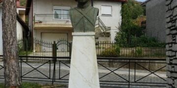 Η προτομή του Ζαχαρία Παπαδά, δηλαδή του Καπετάν Φούφα (φωτ.: maxesditikismakedonias.gr)
