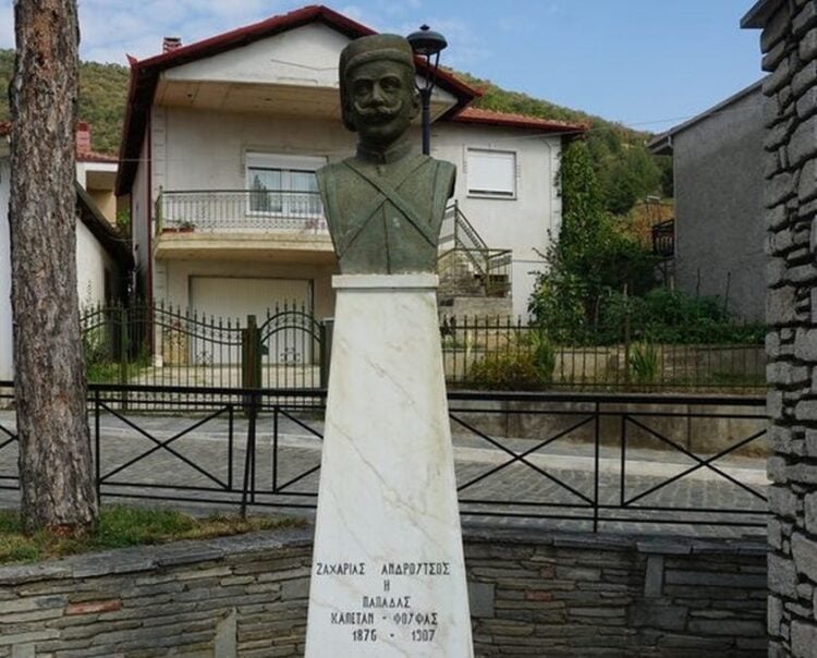 Η προτομή του Ζαχαρία Παπαδά, δηλαδή του Καπετάν Φούφα (φωτ.: maxesditikismakedonias.gr)