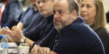 Ο πρώην πρόεδρος των μηχανοδηγών Κώστας Γενηδούνιας στη συνεδρίαση της Κεντρικής Επιτροπής Επανεκκίνησης του ΣΥΡΙΖΑ-Προοδευτική Συμμαχία (φωτ.: Γιώργος Κονταρίνης / EUROKINISSI)
