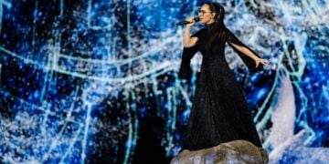 Η Κλαυδία στη σκηνή της Eurovision στον Β΄ ημιτελικό στη Βασιλεία της Ελβετίας (φωτ.: EPA/Georgios Kefalas)