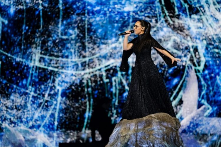 Η Κλαυδία στη σκηνή της Eurovision στον Β΄ ημιτελικό στη Βασιλεία της Ελβετίας (φωτ.: EPA/Georgios Kefalas)