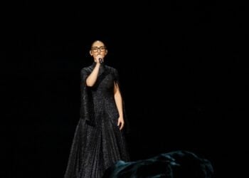 Η Κλαυδία στη σκηνή της Eurovision στον Β΄ ημιτελικό στη Βασιλεία της Ελβετίας (φωτ.: EPA/Georgios Kefalas)