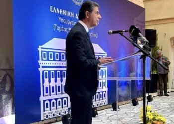 Ο υφυπουργός Μακεδονίας-Θράκης Κ. Γκιουλέκας μιλά στα εγκαίνια έκθεσης του Γραφείου Τύπου και Πληροφοριών (ΓΤΠ) με τίτλο «70 χρόνια Ε.Ο.Κ.Α.» (φωτ.: facebook.com/Xristina Asvesta)
