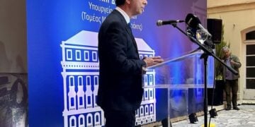 Ο υφυπουργός Μακεδονίας-Θράκης Κ. Γκιουλέκας μιλά στα εγκαίνια έκθεσης του Γραφείου Τύπου και Πληροφοριών (ΓΤΠ) με τίτλο «70 χρόνια Ε.Ο.Κ.Α.» (φωτ.: facebook.com/Xristina Asvesta)
