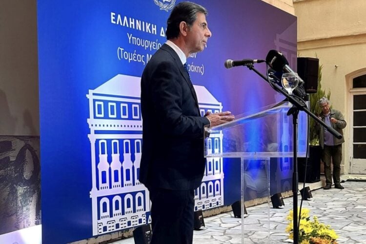 Ο υφυπουργός Μακεδονίας-Θράκης Κ. Γκιουλέκας μιλά στα εγκαίνια έκθεσης του Γραφείου Τύπου και Πληροφοριών (ΓΤΠ) με τίτλο «70 χρόνια Ε.Ο.Κ.Α.» (φωτ.: facebook.com/Xristina Asvesta)