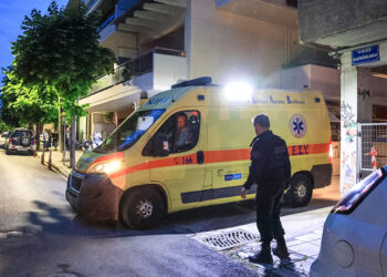 Ασθενοφόρο έχει παραλάβει τη σορό της 52χρονης γυναίκας (φωτ.: EUROKINISSI)