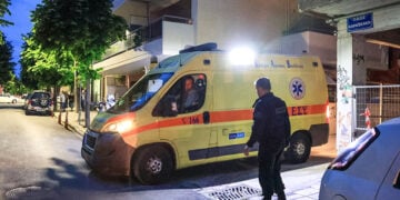 Ασθενοφόρο έχει παραλάβει τη σορό της 52χρονης γυναίκας (φωτ.: EUROKINISSI)