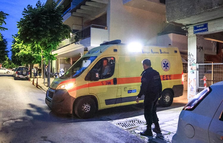 Ασθενοφόρο έχει παραλάβει τη σορό της 52χρονης γυναίκας (φωτ.: EUROKINISSI)