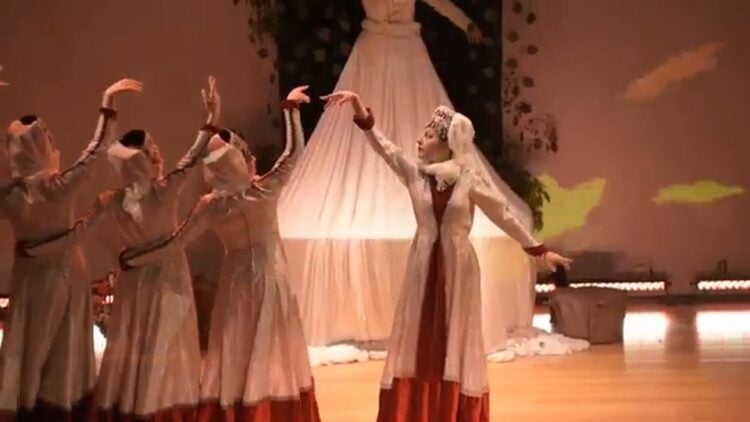 (Πηγή: youtube.com/@hamaskaingreecedancegroups6925)