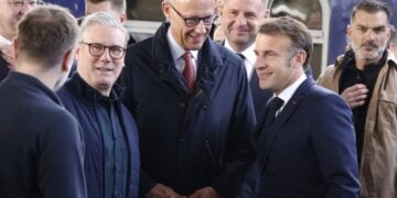 Ο Γάλλος πρόεδρος Εμανουέλ Μακρόν, ο Γερμανός καγκελάριος Φρίντριχ Μερτς και ο Βρετανός πρωθυπουργός Κιρ Στάρμερ στον σιδηροδρομικό σταθμό του Κιέβου (φωτ.: EPA/Ludovic Marin)
