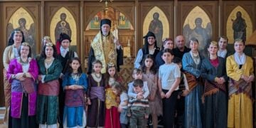 Ο μητροπολίτης Σουηδίας και πάσης Σκανδιναυίας Κλεόπας με τα μέλη του  «Ευξείνου Πόντου» Στοκχόλμης (φωτ.: EUROKINISSI)