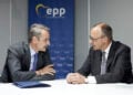 Ο Κυριάκος Μητσοτάκης και ο Φρίντριχ Μερτς κατά τη συνάντησή τους στο περιθώριο του συνεδρίου του Ευρωπαϊκού Λαϊκού Κόμματος,, την Τρίτη 29 Απριλίου 2025 (φωτ.: Γραφείο Τύπου Πρωθυπουργού / Δημήτρης Παπαμήτσος)