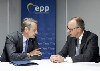 Ο Κυριάκος Μητσοτάκης και ο Φρίντριχ Μερτς κατά τη συνάντησή τους στο περιθώριο του συνεδρίου του Ευρωπαϊκού Λαϊκού Κόμματος,, την Τρίτη 29 Απριλίου 2025 (φωτ.: Γραφείο Τύπου Πρωθυπουργού / Δημήτρης Παπαμήτσος)