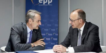 Ο Κυριάκος Μητσοτάκης και ο Φρίντριχ Μερτς κατά τη συνάντησή τους στο περιθώριο του συνεδρίου του Ευρωπαϊκού Λαϊκού Κόμματος,, την Τρίτη 29 Απριλίου 2025 (φωτ.: Γραφείο Τύπου Πρωθυπουργού / Δημήτρης Παπαμήτσος)