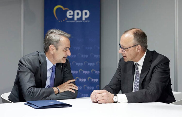 Ο Κυριάκος Μητσοτάκης και ο Φρίντριχ Μερτς κατά τη συνάντησή τους στο περιθώριο του συνεδρίου του Ευρωπαϊκού Λαϊκού Κόμματος,, την Τρίτη 29 Απριλίου 2025 (φωτ.: Γραφείο Τύπου Πρωθυπουργού / Δημήτρης Παπαμήτσος)