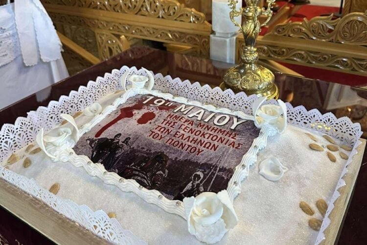 Μνημόσυνο για τα θύματα της Γενοκτονίας του Πόντου στον Ιερό Ναό Κοιμήσεως της Θεοτόκου Νέας Χαραυγής (φωτ.: facebook.com/Πολιτιστικός Σύλλογος "Εύξεινος Λέσχη Νέας Χαραυγής Κοζάνης")