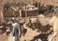 Βεδουίνος με την καμήλα του και στο βάθος η Μονής της Αγίας Αικατερίνης στο όρος Σινά (φωτ.: EPA / AFP / Andre Durand)
