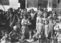 Μυτιλήνη 1914. Τμήμα των συσσιτίων του υπουργείου περιθάλψεως για τους πρόσφυγες των παραλίων της Μικράς Ασίας (πηγή: Φωτογραφικό Αρχείο ΙΕΕΕ–ΕΙΜ)