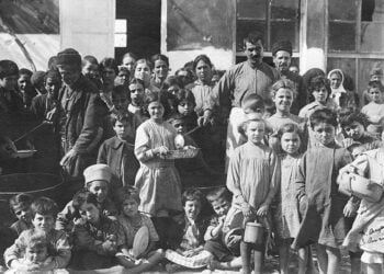 Μυτιλήνη 1914. Τμήμα των συσσιτίων του υπουργείου περιθάλψεως για τους πρόσφυγες των παραλίων της Μικράς Ασίας (πηγή: Φωτογραφικό Αρχείο ΙΕΕΕ–ΕΙΜ)