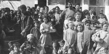 Μυτιλήνη 1914. Τμήμα των συσσιτίων του υπουργείου περιθάλψεως για τους πρόσφυγες των παραλίων της Μικράς Ασίας (πηγή: Φωτογραφικό Αρχείο ΙΕΕΕ–ΕΙΜ)