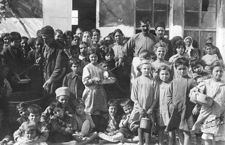 Μυτιλήνη 1914. Τμήμα των συσσιτίων του υπουργείου περιθάλψεως για τους πρόσφυγες των παραλίων της Μικράς Ασίας (πηγή: Φωτογραφικό Αρχείο ΙΕΕΕ–ΕΙΜ)