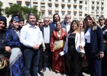 Ο πρόεδρος του ΠΑΣΟΚ-Κινήματος Αλλαγής Νίκος Ανδρουλάκης, στην πλατεία Αριστοτέλους, για το τουρνουά σκακιού που διοργάνωσε η Πανελλήνια Ομοσπονδία Ποντιακών Σωματείων, στη Θεσσαλονίκη, την Κυριακή 18 Μαΐου (φωτ.: ΑΠΕ-ΜΠΕ/Νίκος Αραμπατζής)