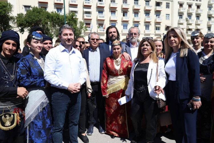 Ο πρόεδρος του ΠΑΣΟΚ-Κινήματος Αλλαγής Νίκος Ανδρουλάκης, στην πλατεία Αριστοτέλους, για το τουρνουά σκακιού που διοργάνωσε η Πανελλήνια Ομοσπονδία Ποντιακών Σωματείων, στη Θεσσαλονίκη, την Κυριακή 18 Μαΐου (φωτ.: ΑΠΕ-ΜΠΕ/Νίκος Αραμπατζής)