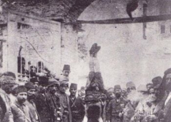 Τούρκοι φωτογραφίζονται δίπλα σε κρεμασμένο Πόντιο που βρήκε φρικτό θάνατο (φωτ.: neoskosmos.com)