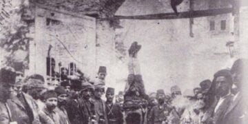 Τούρκοι φωτογραφίζονται δίπλα σε κρεμασμένο Πόντιο που βρήκε φρικτό θάνατο (φωτ.: neoskosmos.com)