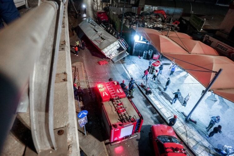 Φορτηγό έπεσε από τη γέφυρα στην Πέτρου Ράλλη στη Λ. Θηβών. Πέμπτη 15 Μαΐου 2025 (Φωτ.: Eurokinissi/Γιάννης Παναγόπουλος