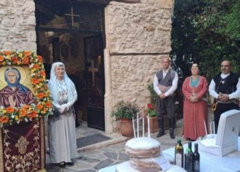 Λατρευτικές εκδηλώσεις στο παρεκκλήσι της Αγ. Παρασκευής στη Μεταμόρφωση Αττικής για την γιορτή της της Οσίας Σοφίας της εν Κλεισούρα (φωτ.: facebook.com/efxsinospontos)