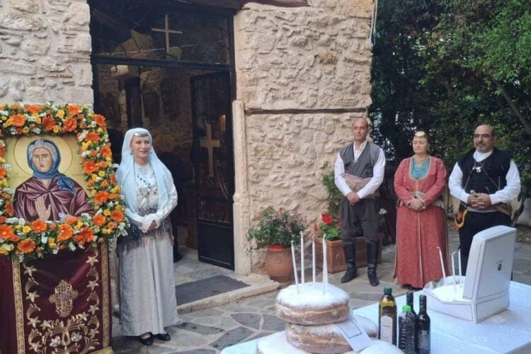 Λατρευτικές εκδηλώσεις στο παρεκκλήσι της Αγ. Παρασκευής στη Μεταμόρφωση Αττικής για την γιορτή της της Οσίας Σοφίας της εν Κλεισούρα (φωτ.: facebook.com/efxsinospontos)