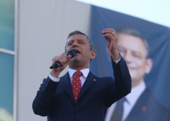 Ο πρόεδρος του Ρεπουμπλικανικού Λαϊκού Κόμματος (CHP) της Τουρκίας Οζγκιούρ Οζέλ (φωτ.: EPA/Necati Savas)