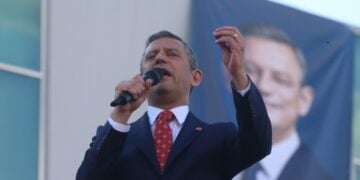 Ο πρόεδρος του Ρεπουμπλικανικού Λαϊκού Κόμματος (CHP) της Τουρκίας Οζγκιούρ Οζέλ (φωτ.: EPA/Necati Savas)