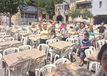 Στιγμιότυπο από παλιότερες προετοιμασίες για τη γιορτή στην αυλή του σχολείου (φωτ.: facebook/Σύλλογος Γονέων &Κηδεμόνων 5ου Δημοτικού Σχολείου Σταυρούπολης)
