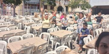Στιγμιότυπο από παλιότερες προετοιμασίες για τη γιορτή στην αυλή του σχολείου (φωτ.: facebook/Σύλλογος Γονέων &Κηδεμόνων 5ου Δημοτικού Σχολείου Σταυρούπολης)