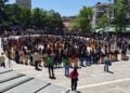 Οι μικροί χορευτές κατέκλυσαν την κεντρική πλατεία της Κοζάνης (φωτ.: facebook/Πολιτιστικός Ποντιακός Σύλλογος Κομνηνών)
