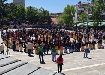 Οι μικροί χορευτές κατέκλυσαν την κεντρική πλατεία της Κοζάνης (φωτ.: facebook/Πολιτιστικός Ποντιακός Σύλλογος Κομνηνών)