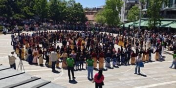 Οι μικροί χορευτές κατέκλυσαν την κεντρική πλατεία της Κοζάνης (φωτ.: facebook/Πολιτιστικός Ποντιακός Σύλλογος Κομνηνών)